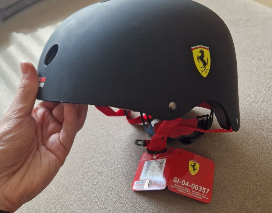 Черна каска Ferarri с ПОДАРЪК