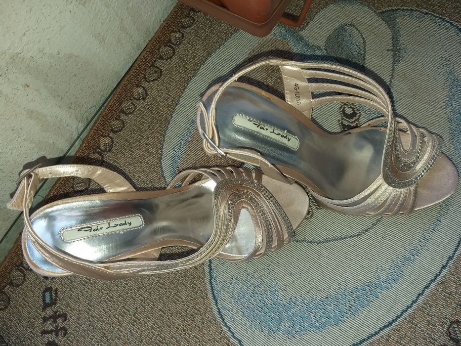 Обувки на ток сатен