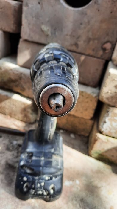 Продавам два винтовера хитачи със зарядно две батерии едната работи.