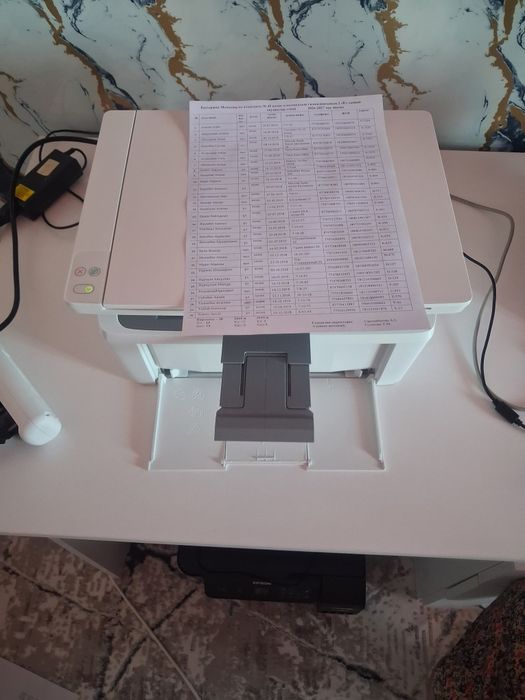 Принтер рабочий черно—белый