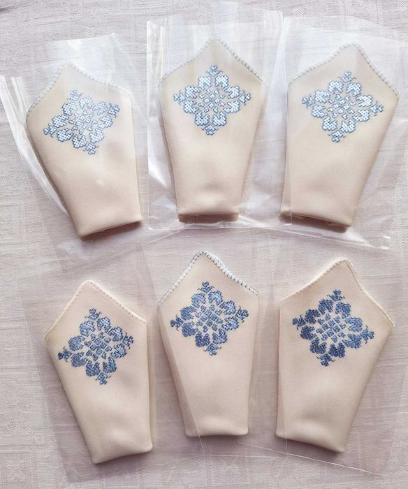 Едноцветни ръчно бродирани копринени кърпички по поръчка