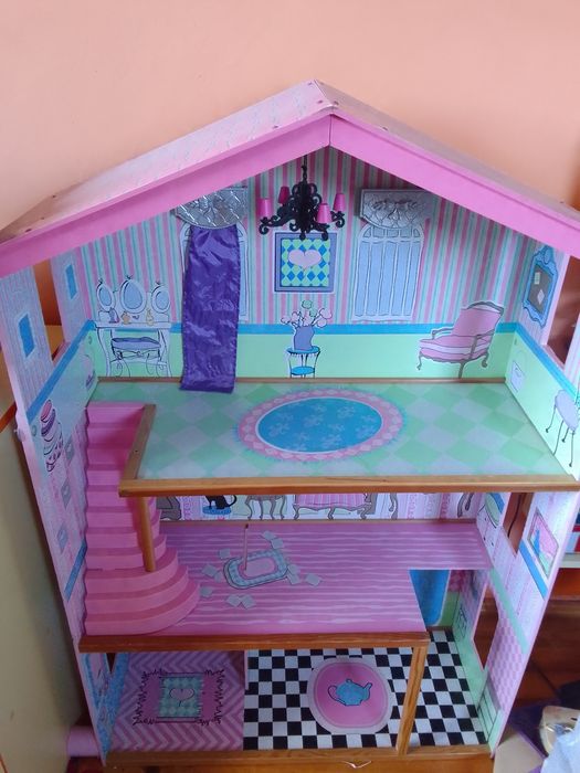 Много голяма къща за кукли