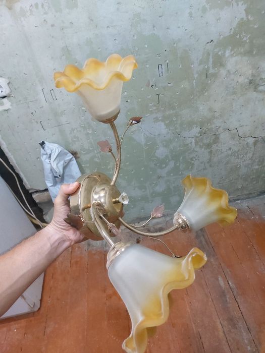 Продам две люстры