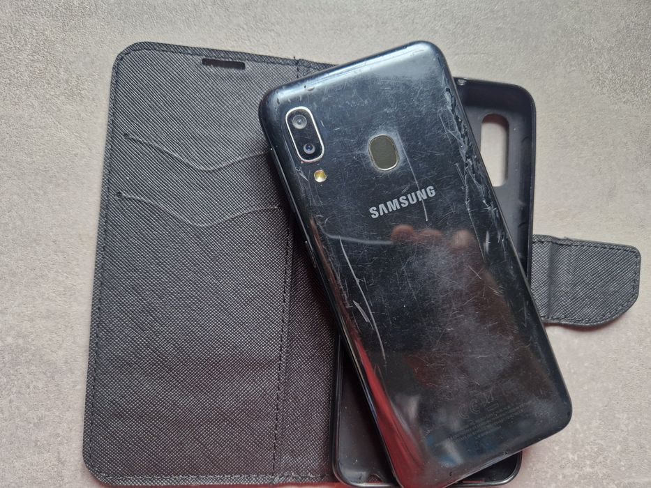 Samsung A40 cu 60/4 Gb sau un A20e cu 3/32 Gb memory