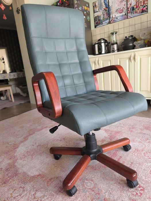 Продам кресло руководителя