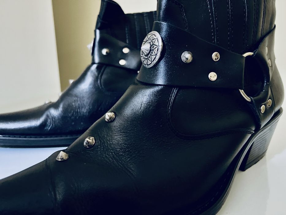 Кожени обувки с шипове