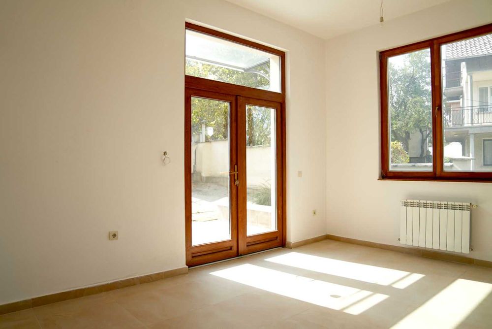 Продава се просторен апартамент в жилищна сграда