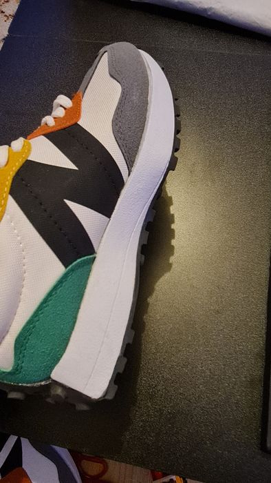 Adidasi New Balance;  Air Jordan