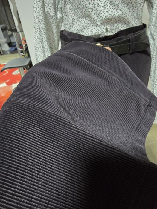 Pantaloni raiat, model ce poate fi purtat atât la tinute casual/office