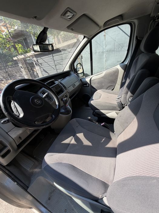 Opel Vivaro 2.5 CDTI 2009г дизел пътническо  товарен бус