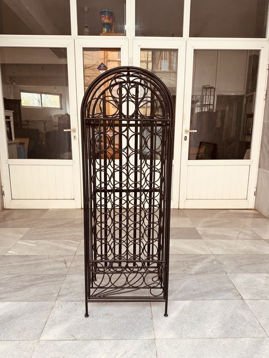 Масивен шведски винен шкаф от желязо за 45 бутилки