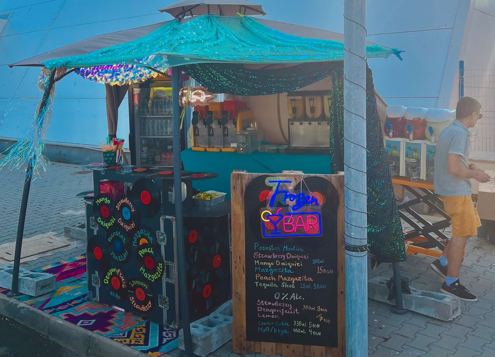 Коктейлни и кетъринг маси под наем