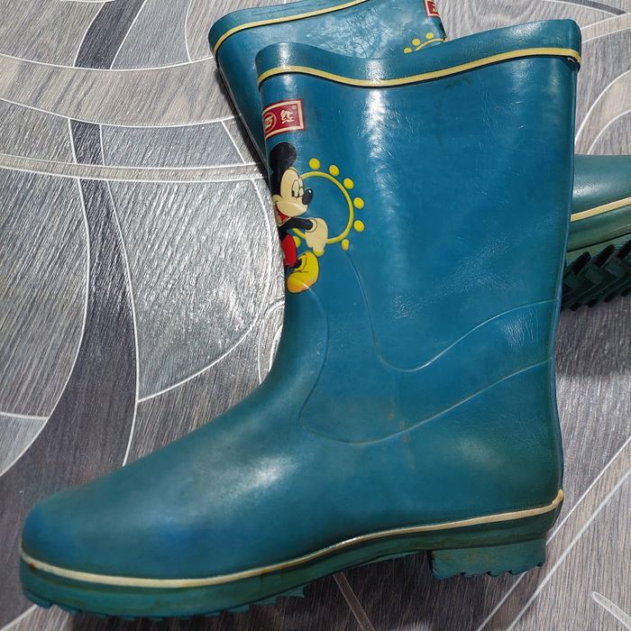 Отдам бесплатно резиновые сапоги