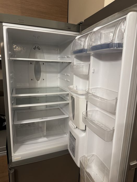 Combina frigorifica LG no frost cu dozator de apa