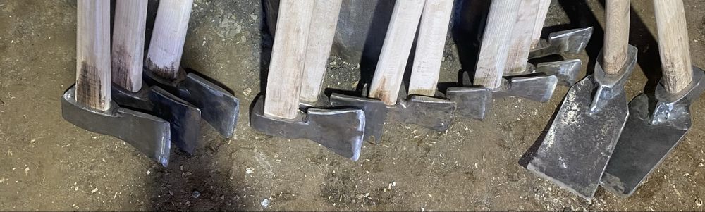 Topoare de diferite mărimi.