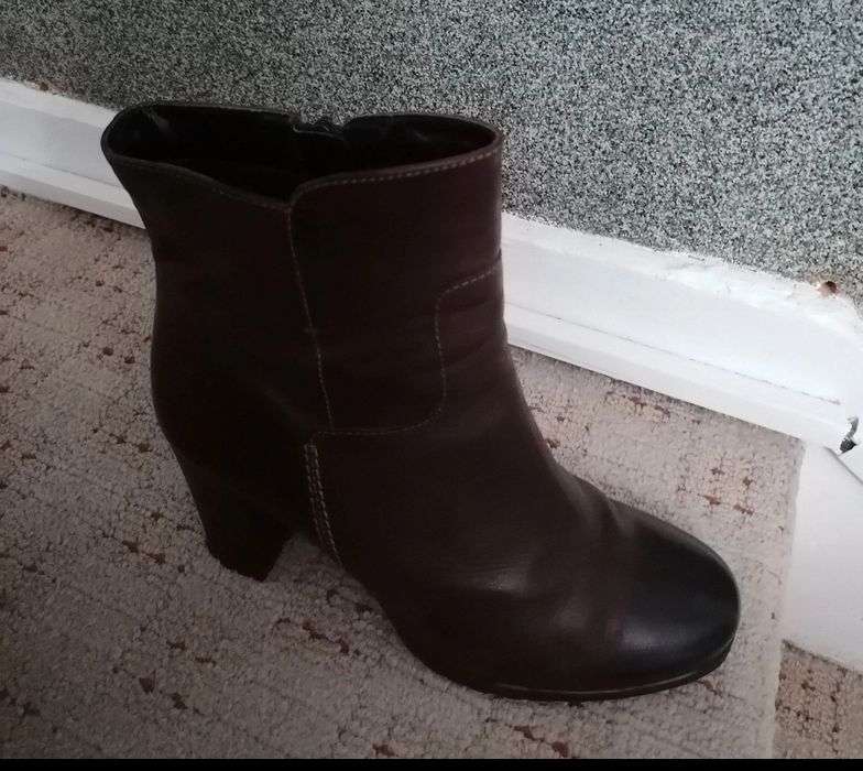 Botine maro din piele