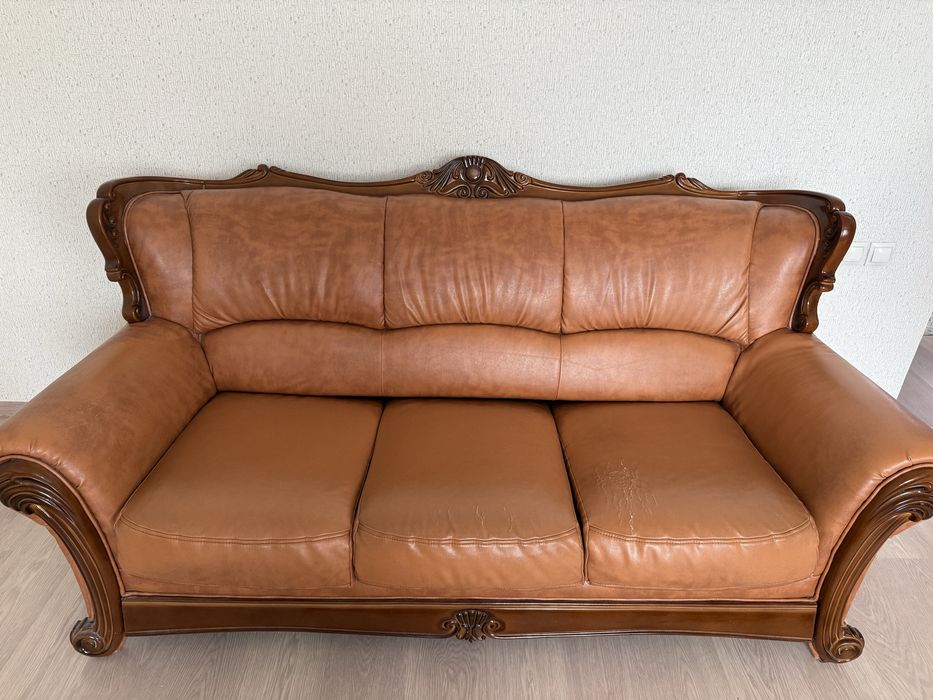 Продам кожаные диван и два кресла