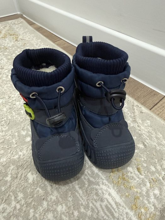 Продам детскую зимнюю обувь