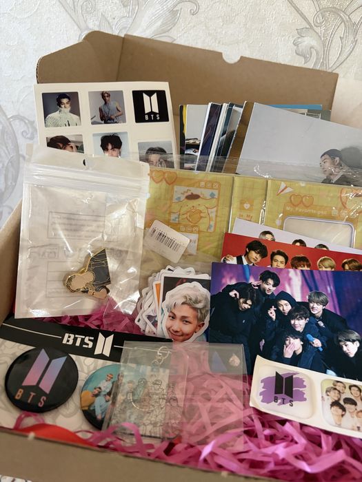 Бокс с бтс с подарком