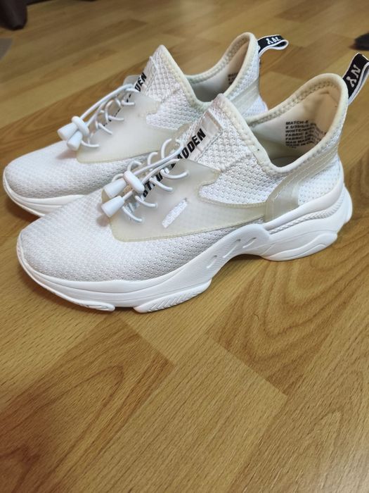 Vând adidași Steve Madden