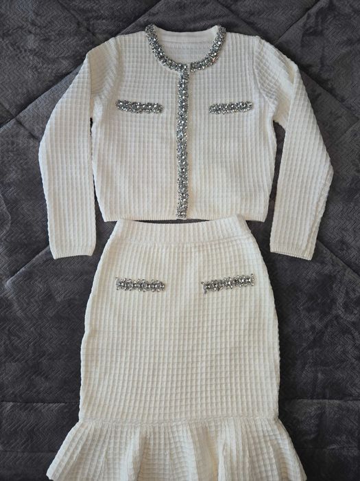 Дамски плетен комплект от пола и жилетка