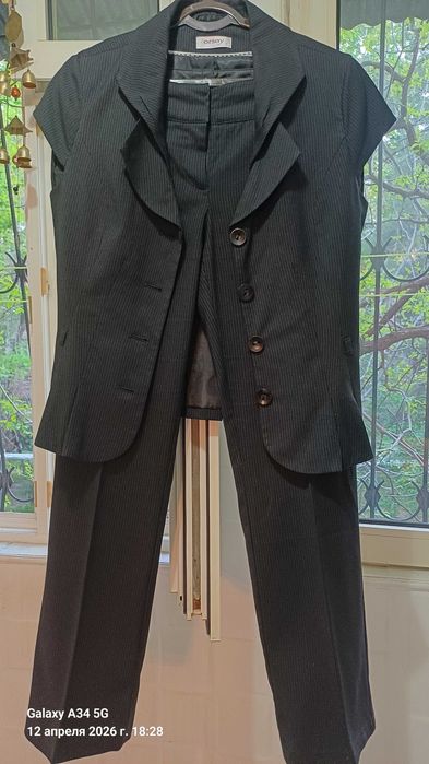 Костюм брючный женский в отличном состоянии.