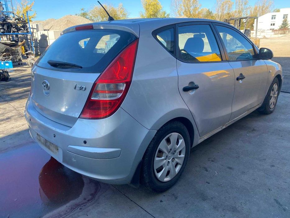 dezmembrez hyundai i30 cod motor g4fa/usa fata hyundai i30/hayon