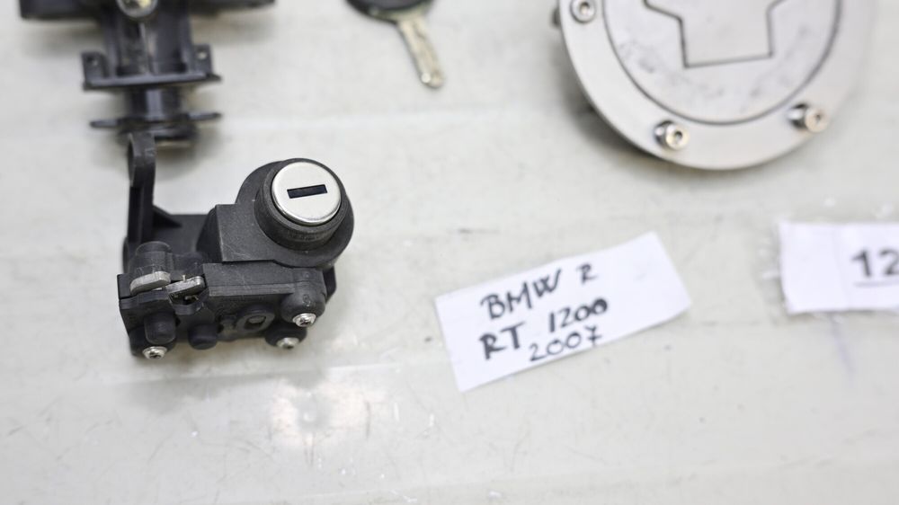 Set Incuietoare Capac Buson  Incuietori Cheie BMW R1200RT 2005 - 2009