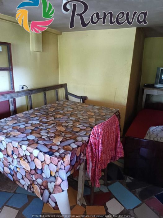 Дворно място с къща и гараж