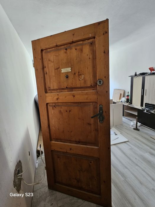 Входна врата с каса