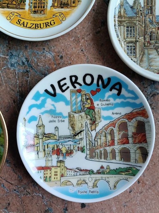 Колекция  порцеланови чинии отзабележителности .