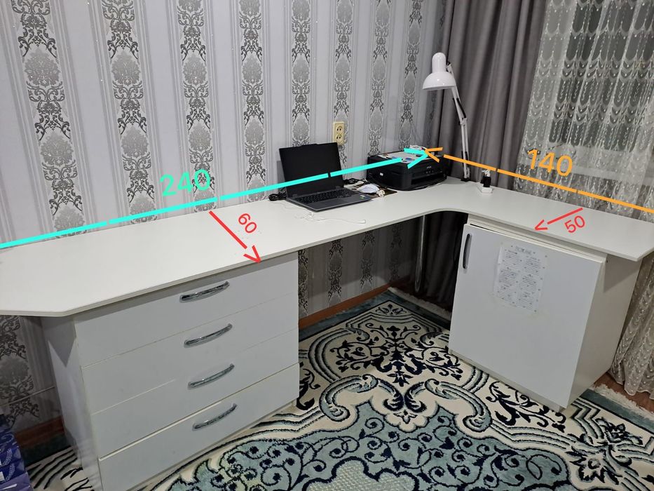 Стол письменный.