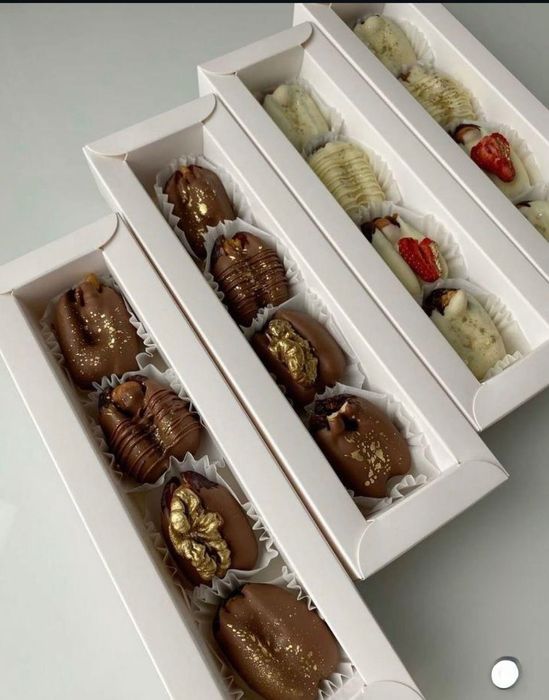 Клубника,финики в шоколаде