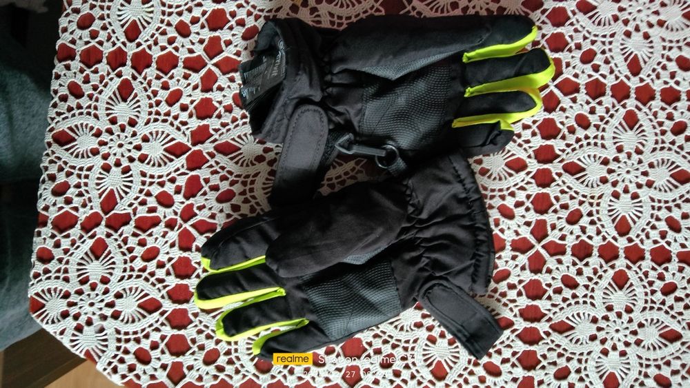 Скиорски екип, много запазен. За момче.