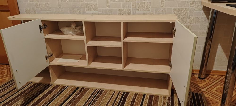 Стол и книжная полка