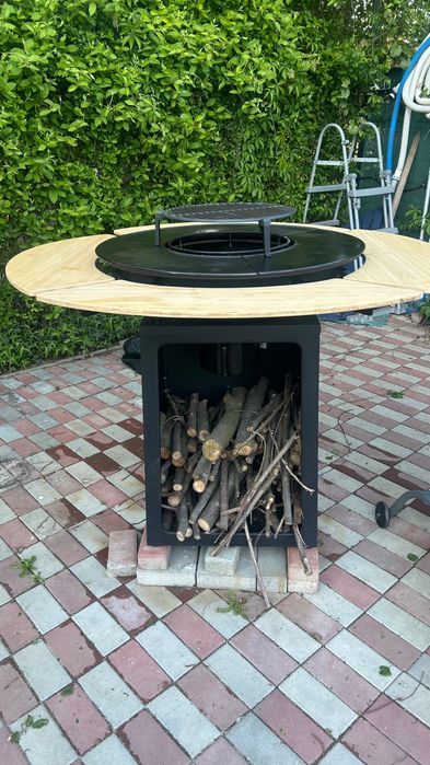 Grătar / Fire Pit premium cu masă din lemn – ideal terasă & grădină