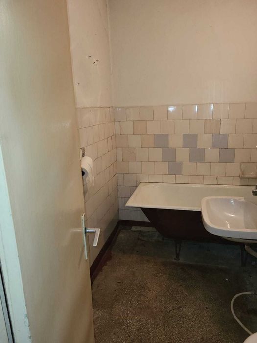 Proprietar vând apartament cu trei camere decomandat
