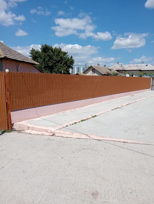 Garduri si porti din sipca metalica, panouri stil jaluzele, plasa bordurata, tabla cutata si alte modele disponibile