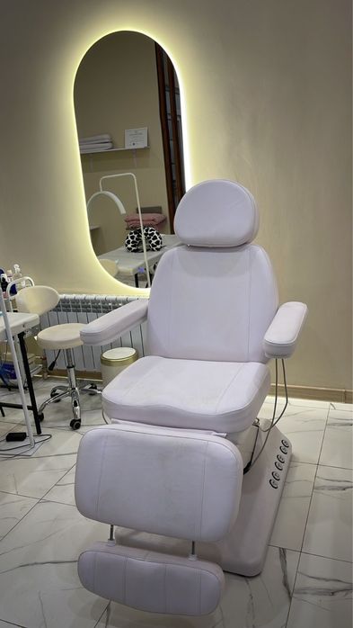 Наращивание ресниц и ногтей