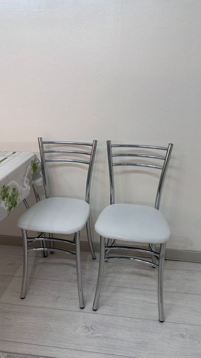 Стол с 4 стульями б/у