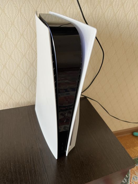 Продам PlayStation 5 + 2 геймпада + 6 игр