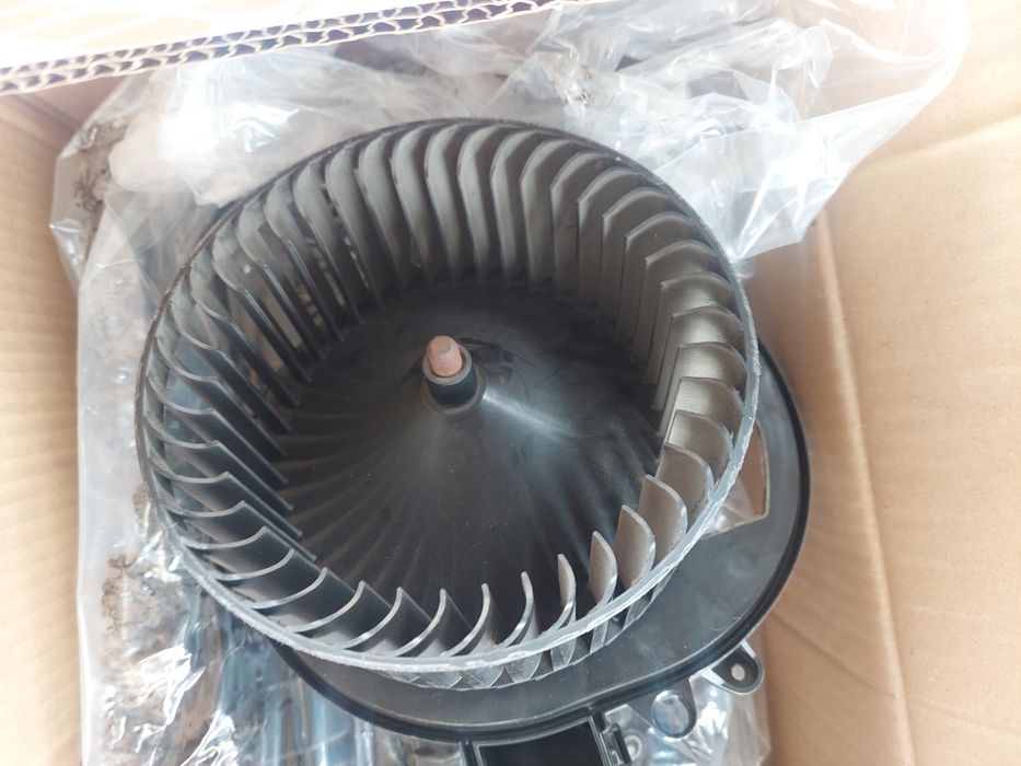 Vând capac culbutori BMW F30 și Pompă de ac