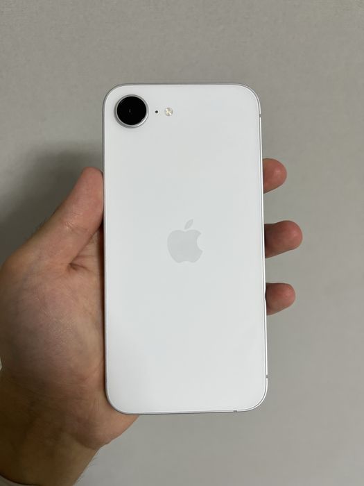 Белый iPhone 16e 128 GB