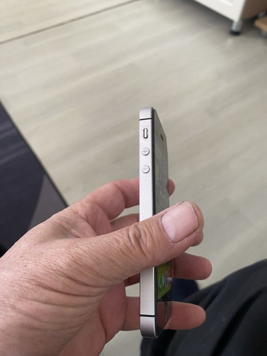 iPhone SE 32 GB продам