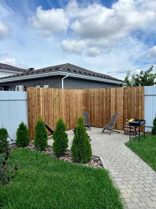 Современный ландшафт: газон, камни и минимум земли.