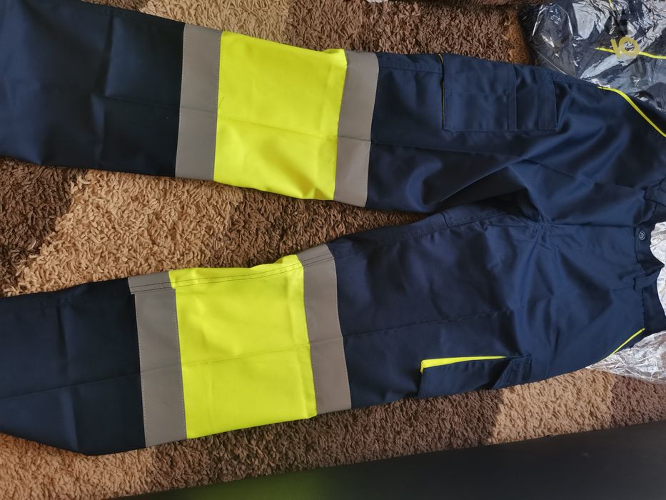 Pantaloni de salopeta noi