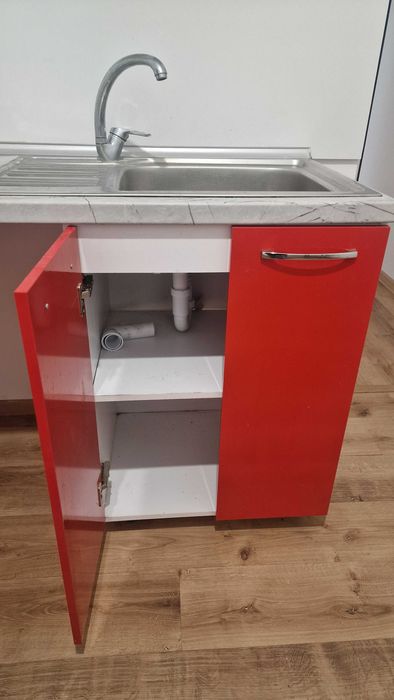 Червена кухня с шкафове