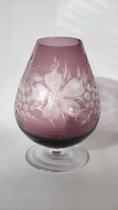 Голяма чаша за коняк от цветен кристал