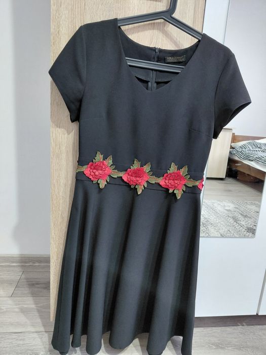 Rochie neagră cu flori