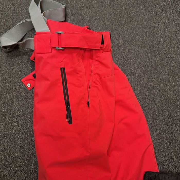 Горнолыжный комбинезон